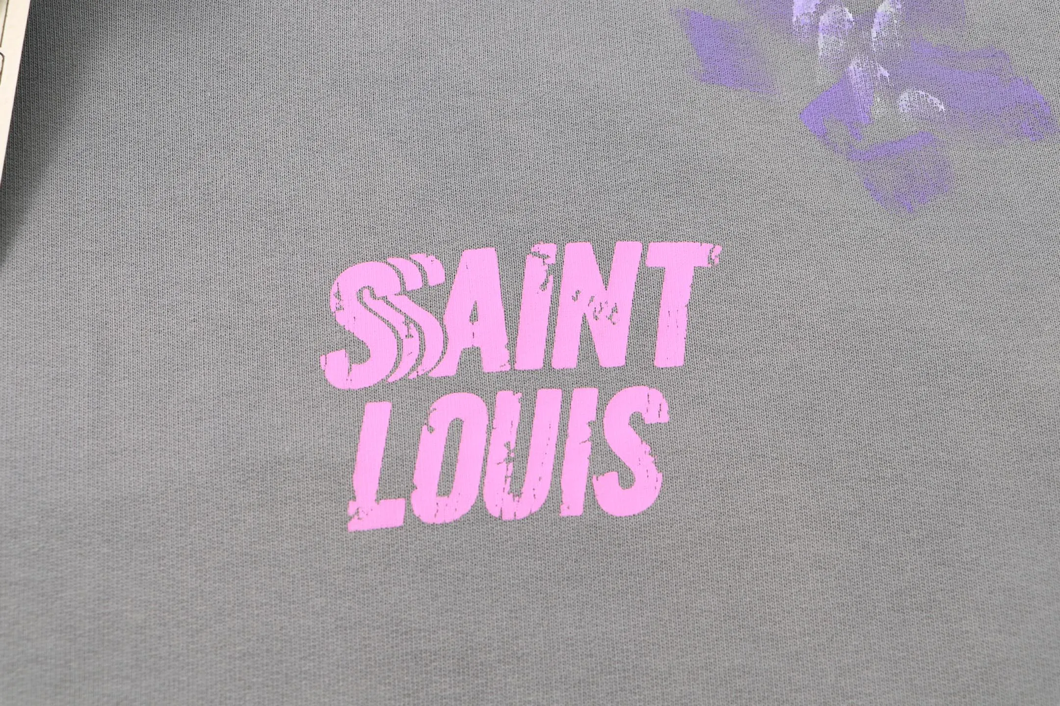 Style No. S228 P300💰 (450g version) SSSAINT LOUIS ink-washed distressed letter logo printed hooded pullover sweatshirt. Made of 450g dense cotton fabric, washed process, loose fit. Same style for men and women. Size: S-XL